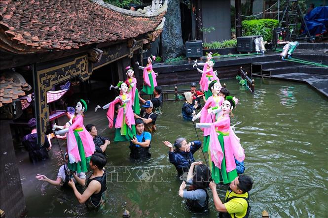 Nhà hát múa rối Việt Nam đã có nhiều đổi mới sáng tạo trong việc kết hợp múa rối cạn biểu diễn tại múa rối nước mang lại những tiết mục nghệ thuật đặc sắc tới khán giả. Ảnh: Khánh Hoà - TTXVN