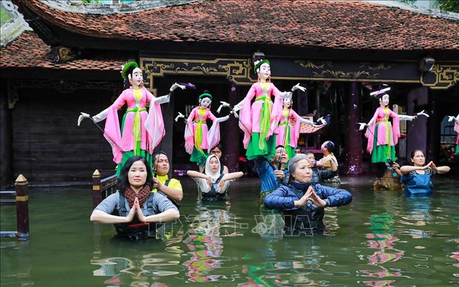 Nhà hát múa rối Việt Nam đã có nhiều đổi mới sáng tạo trong việc kết hợp múa rối cạn biểu diễn tại múa rối nước mang lại những tiết mục nghệ thuật đặc sắc tới khán giả. Ảnh: Khánh Hoà - TTXVN