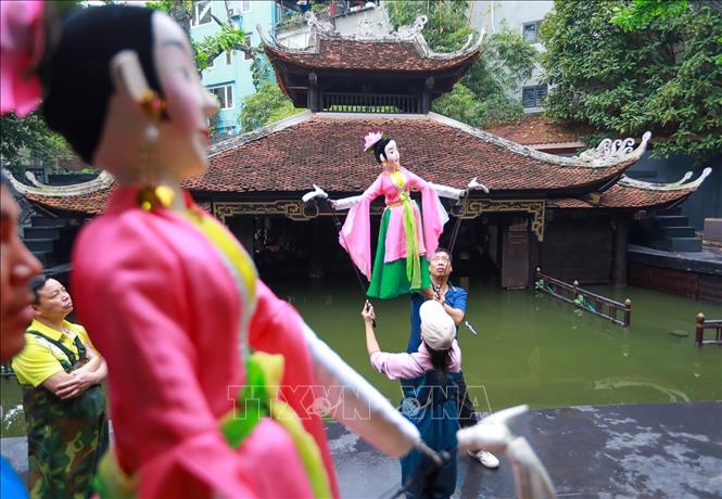 Một buổi tập luyện của các nghệ sĩ Nhà hát múa rối Việt Nam. Ảnh: Khánh Hoà - TTXVN