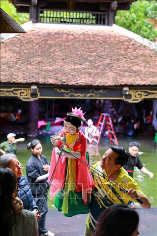 Một buổi tập luyện của các nghệ sĩ Nhà hát múa rối Việt Nam. Ảnh: Khánh Hoà - TTXVN