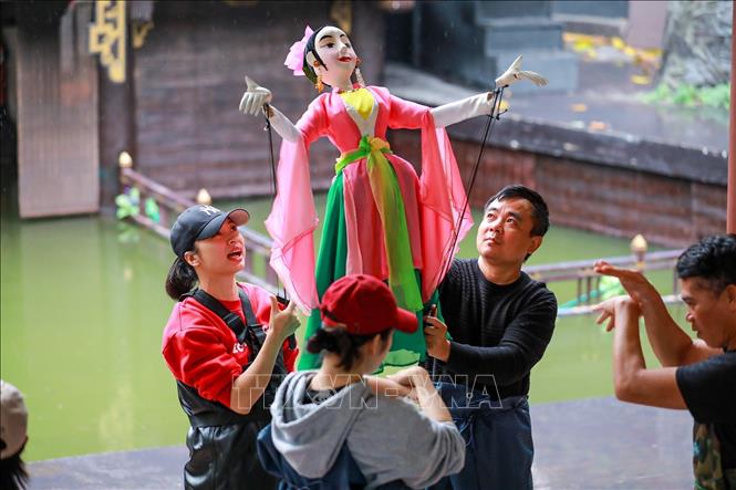 Một buổi tập luyện của các nghệ sĩ Nhà hát múa rối Việt Nam. Ảnh: Khánh Hoà - TTXVN