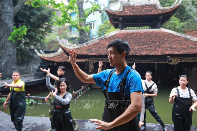 Một buổi tập luyện của các nghệ sĩ Nhà hát múa rối Việt Nam. Ảnh: Khánh Hoà - TTXVN