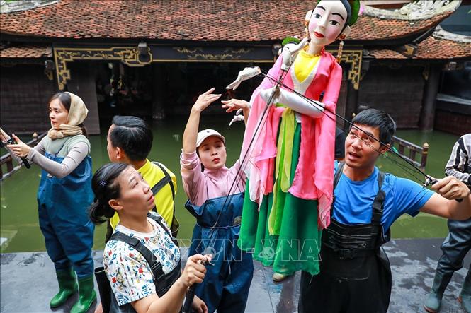 Một buổi tập luyện của các nghệ sĩ Nhà hát múa rối Việt Nam. Ảnh: Khánh Hoà - TTXVN