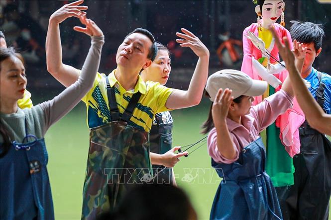 Một buổi tập luyện của các nghệ sĩ Nhà hát múa rối Việt Nam. Ảnh: Khánh Hoà - TTXVN