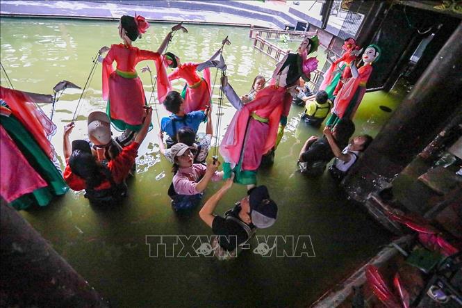 Một buổi tập luyện của các nghệ sĩ Nhà hát múa rối Việt Nam. Ảnh: Khánh Hoà - TTXVN