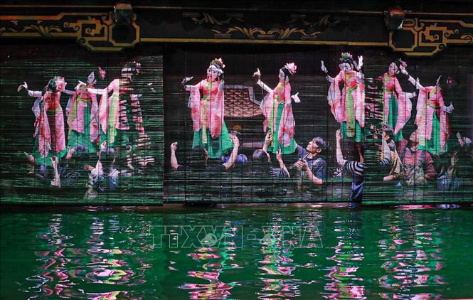 Nhà hát múa rối Việt Nam đã có nhiều đổi mới sáng tạo trong việc kết hợp múa rối cạn biểu diễn tại múa rối nước mang lại những tiết mục nghệ thuật đặc sắc tới khán giả. Ảnh: Khánh Hoà - TTXVN