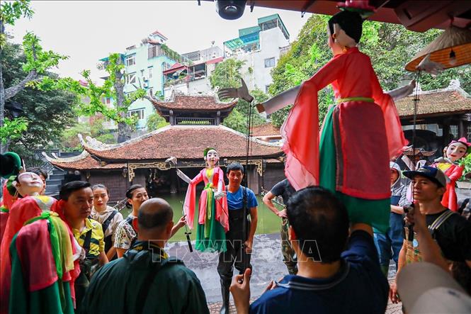 Một buổi tập luyện của các nghệ sĩ Nhà hát múa rối Việt Nam. Ảnh: Khánh Hoà - TTXVN