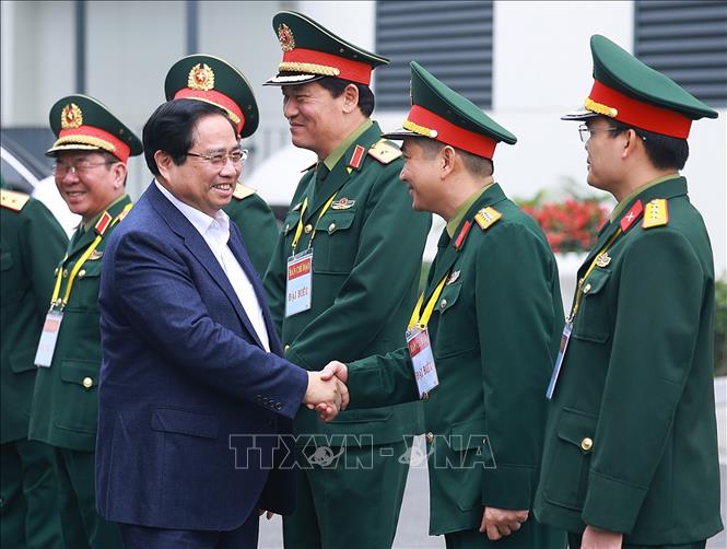 Thủ tướng Phạm Minh Chính với lãnh đạo Tập đoàn Công nghiệp - Viễn thông Quân đội. Ảnh: Dương Giang-TTXVN 