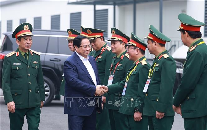 Thủ tướng Phạm Minh Chính với lãnh đạo Tập đoàn Công nghiệp - Viễn thông Quân đội. Ảnh: Dương Giang-TTXVN 