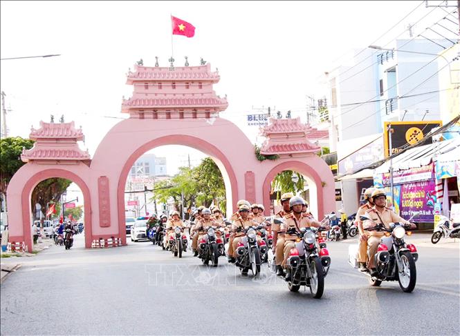 Lực lượng Công an tỉnh An Giang trong lễ ra quân tại phường Rạch Giá. Ảnh: Văn Sĩ - TTXVN