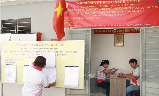 Tổ bầu cử số 30, phường Bàn Cờ nằm sâu trong con hẻm, san sát những dãy nhà trọ giữa trung tâm TP. Hồ Chí Minh. Ảnh: Hữu Duyên -TTXVN