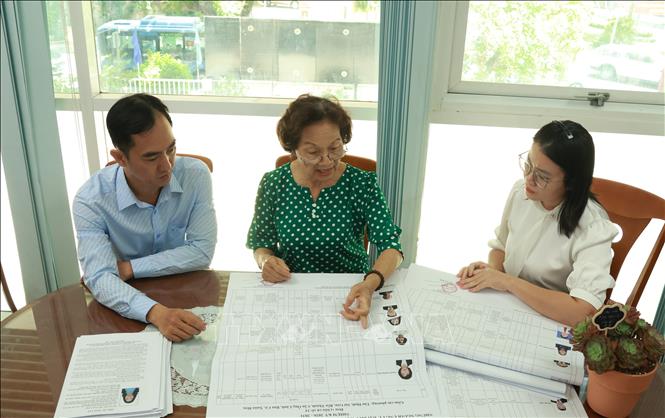 Bà Võ Thị Minh Khai, Bí thư chi bộ khu phố 5, phường Xuân Hòa, TP. Hồ Chí Minh, đã 3 lần tham gia công tác chuẩn bị bầu cử ở cơ sở. Ảnh: Hữu Duyên - TTXVN