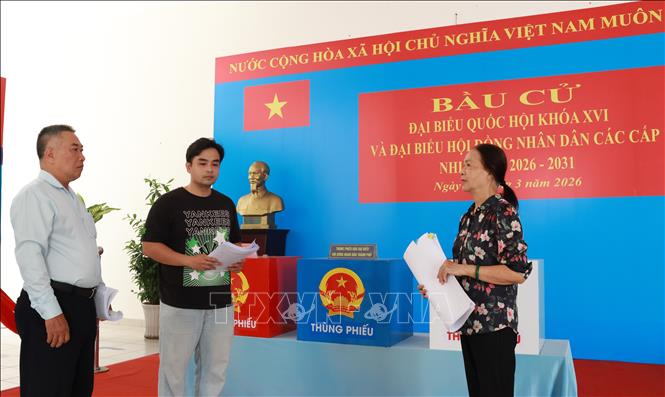 Bà Nguyễn Thị Phương Thảo, thành viên Tổ bầu cử số 1, phường Xuân Hòa, TP. Hồ Chí Minh từng có 4 lần tham gia công tác chuẩn bị cho bầu cử tại địa phương. Ảnh: Hữu Duyên - TTXVN