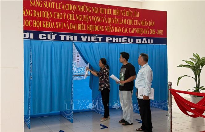 Bà Nguyễn Thị Phương Thảo và các thành viên Tổ bầu cử khảo sát, kiểm tra các phòng bỏ phiếu. Ảnh: Hữu Duyên - TTXVN