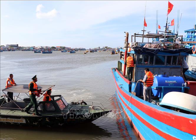 Lực lượng Trạm kiểm soát Biên phòng Cà Ná và Ban quản lý Cảng cá Cà Ná kiểm tra tàu thuyền của ngư dân về thực hiện quy định IUU. Ảnh: Công Thử - TTXVN