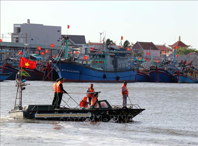 Lực lượng Trạm kiểm soát Biên phòng Cà Ná và Ban quản lý Cảng cá Cà Ná kiểm tra tàu thuyền trên biển Cà Ná về thực hiện quy định IUU. Ảnh: Công Thử - TTXVN