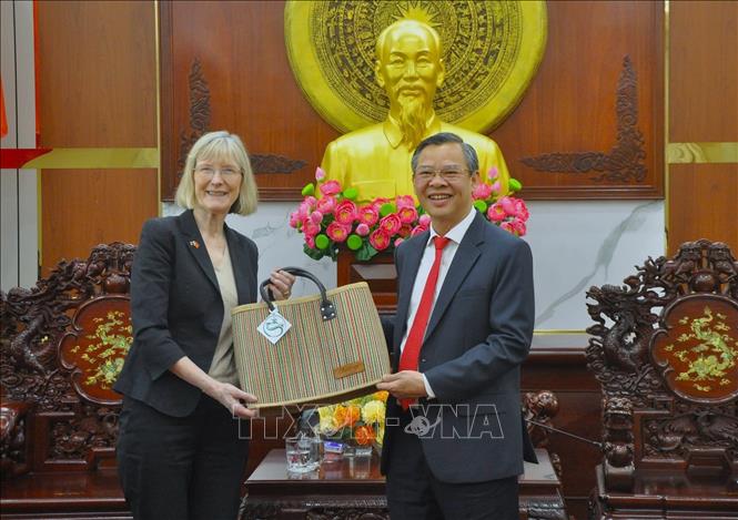 Chủ tịch UBND thành phố Cần Thơ Trương Cảnh Tuyên tặng quà lưu niệm cho Đại sứ Australia tại Việt Nam Gillian Bird. Ảnh: Nguyễn Hằng - TTXVN