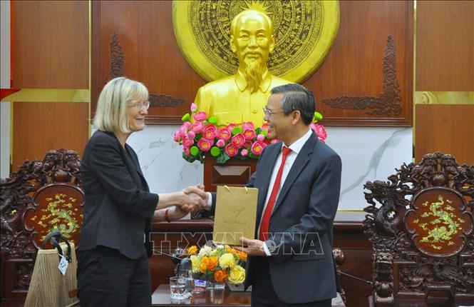 Bà Gillian Bird - Đại sứ Australia tại Việt Nam - tặng quà lưu niệm cho lãnh đạo thành phố Cần Thơ. Ảnh: Nguyễn Hằng - TTXVN