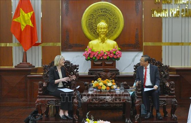 Bà Gillian Bird, Đại sứ Australia tại Việt Nam trao đổi với lãnh đạo thành phố Cần Thơ. Ảnh: Nguyễn Hằng - TTXVN
