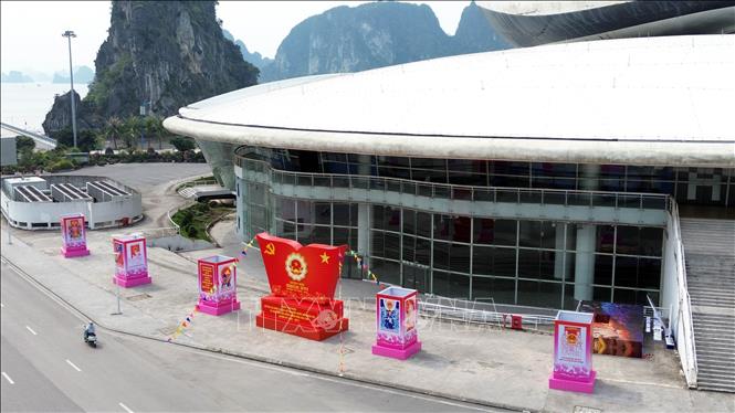Khu vực Cung Quy hoạch, Hội chợ và Triển lãm tỉnh Quảng Ninh được trang hoàng lộng lẫy hướng tới ngày bầu cử. Ảnh: Đức Hiếu - TTXVN