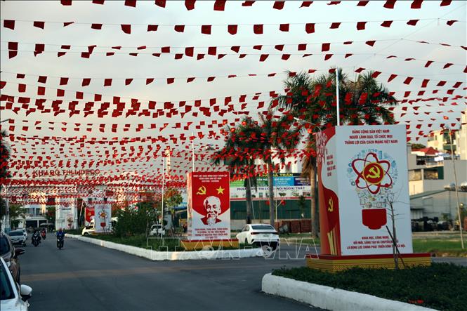 Các tuyến đường tại phường Hà Lầm, tỉnh Quảng Ninh được trang trí rực rỡ trước ngày hội lớn. Ảnh: Đức Hiếu - TTXVN