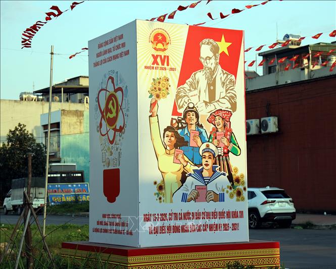 Biểu trưng về bầu cử được đặt trên các tuyến đường thuộc phường Hà Lầm, tỉnh Quảng Ninh. Ảnh: Đức Hiếu - TTXVN