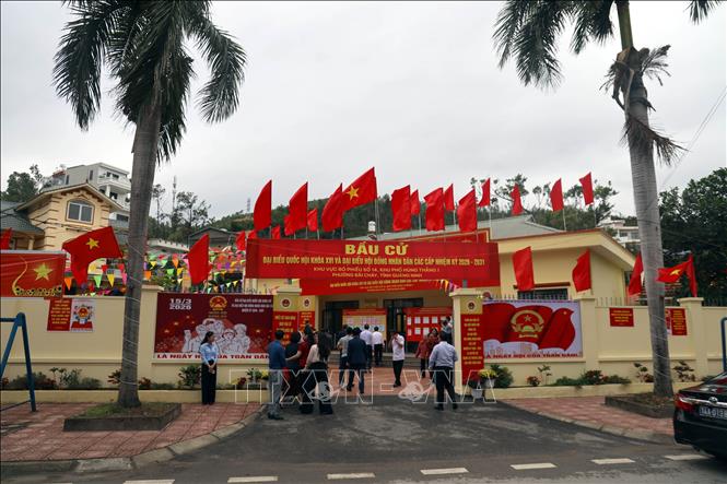 Các nhà văn hóa nơi diễn ra bầu cử cũng được trang trí rực rỡ cờ hoa. Ảnh: Đức Hiếu - TTXVN