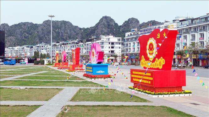 Các biểu trưng về bầu cử được đặt trên tuyến đường Trần Quốc Nghiễn trước Quảng trường 30/10, phường Hạ Long. Ảnh: Đức Hiếu - TTXVN