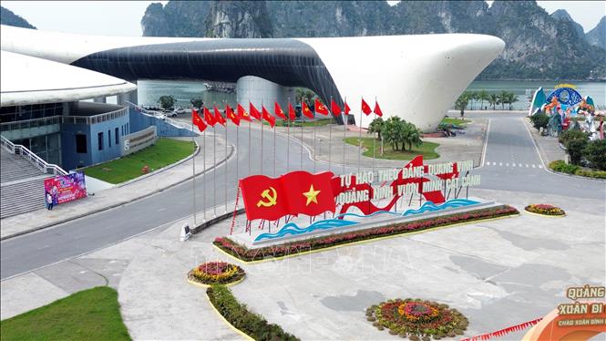 Khu vực Cung Quy hoạch, Hội chợ và Triển lãm tỉnh Quảng Ninh được trang hoàng lộng lẫy hướng tới ngày bầu cử. Ảnh: Đức Hiếu - TTXVN