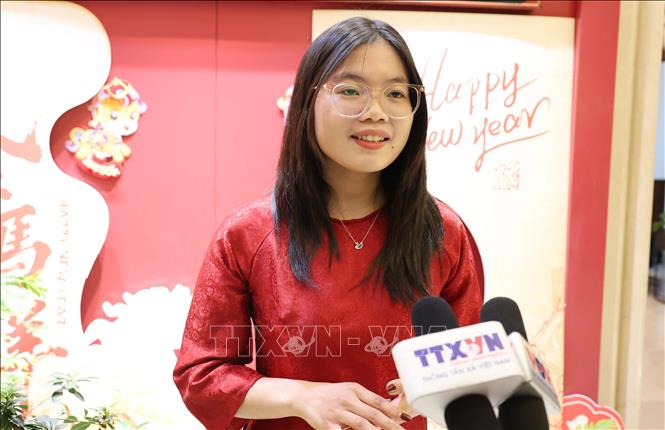 Em Nguyễn Thị Thùy Linh, sinh viên năm thứ ba chuyên ngành Hán ngữ tại Đại học Ngôn ngữ Bắc Kinh trả lời phỏng vấn phóng viên TTXVN tại Bắc Kinh. Ảnh: Quang Hưng-PV TTXVN tại Trung Quốc