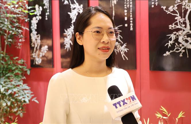 Chị Ngô Thị Huyền Trang, nghiên cứu sinh Tiến sĩ tại Đại học Ngôn ngữ Bắc Kinh trả lời phỏng vấn phóng viên TTXVN tại Bắc Kinh. Ảnh: Quang Hưng-PV TTXVN tại Trung Quốc