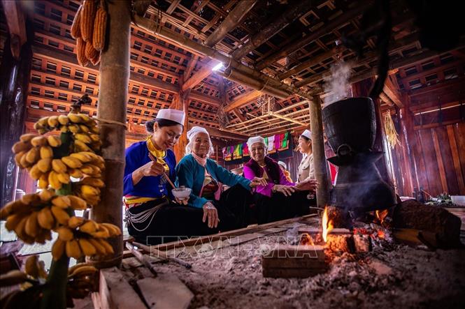 Không gian bếp là không gian thiêng liêng đối với mỗi gia đình người dân tộc Mường. Ảnh: Lưu Trọng Đạt - TTXVN