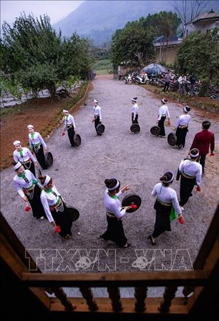 Người Mường thực hiện nghi lễ sắc bùa trong ngày đầu năm mới. Ảnh: Lưu Trọng Đạt - TTXVN 