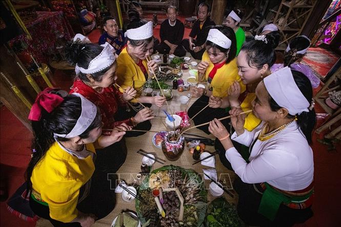 Rượu cần là đặc sản không thể thiếu của người Mường trong các dịp Lễ, Tết. Ảnh: Lưu Trọng Đạt - TTXVN 