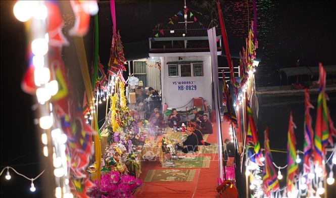 Nghi thức Lễ cầu ngư trên sông Đà của người Mường. Ảnh: Lưu Trọng Đạt - TTXVN