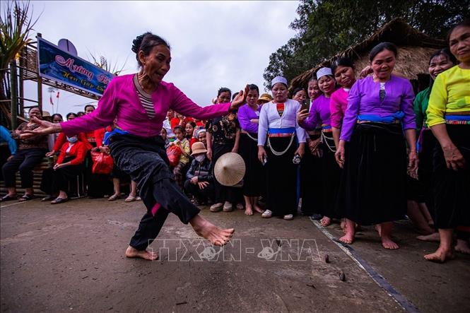 Phụ nữ Mường Bi chơi trò đánh mảng trong ngày vui tết cổ truyền. Ảnh: Lưu Trọng Đạt - TTXVN 