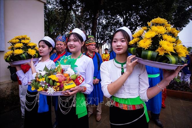 Các thiếu nữ dân tộc Mường tại Lễ hội Khai Mạ Mường Bi. Ảnh: Lưu Trọng Đạt - TTXVN 