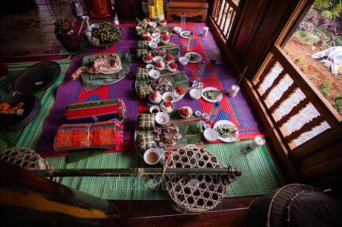 Mâm cỗ cúng trong lễ cũng đón năm mới của người Mường. Ảnh: Lưu Trọng Đạt - TTXVN 