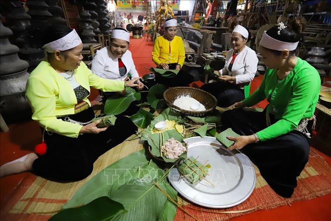Phụ nữ Mường gói bánh chưng. Ảnh: Lưu Trọng Đạt - TTXVN 