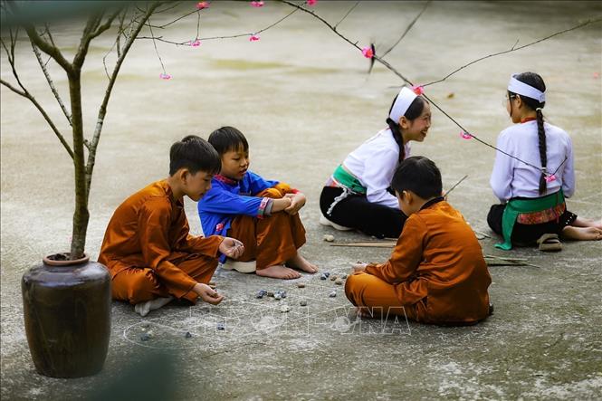 Trẻ em dân tộc Mường chơi những trò chơi truyền thống trong ngày Tết. Ảnh: Lưu Trọng Đạt - TTXVN 