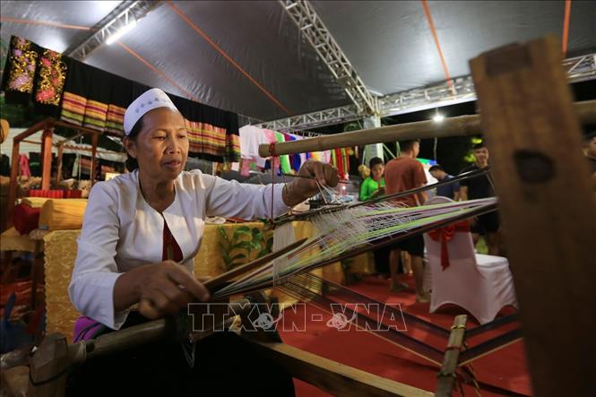 Nghề dệt vải tại xứ Mường đang được gìn giữ và phát triển, trở thành sản phẩm văn hóa độc đáo. Ảnh: Lưu Trọng Đạt - TTXVN 