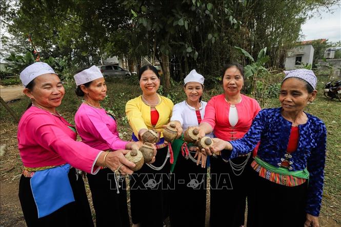 Đánh cù là trò chơi dân gian truyền thống của Mường, thường diễn ra trong lễ hội, thể hiện sự khéo léo, sức mạnh và tinh thần gắn kết cộng đồng. Ảnh: Lưu Trọng Đạt - TTXVN 
