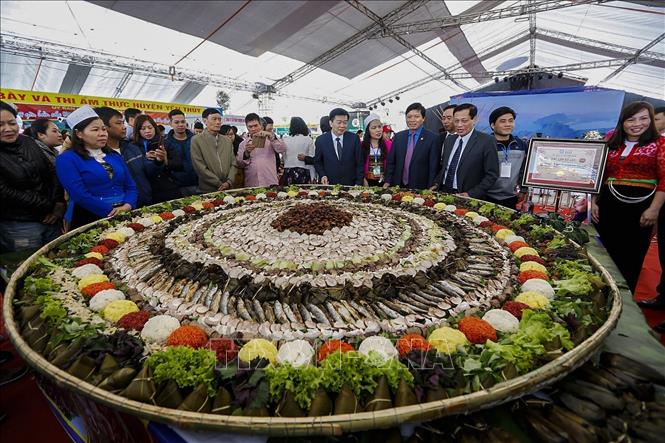 Cỗ lá của người Mường là mâm cỗ truyền thống thể hiện sự gắn kết cộng đồng và nét văn hóa ẩm thực đặc sắc. Ảnh: Lưu Trọng Đạt - TTXVN