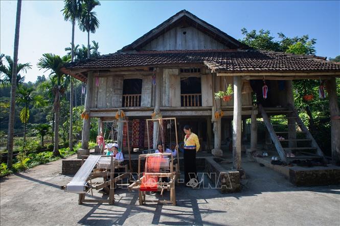 Nghề dệt vải của Mường là nghề thủ công truyền thống lâu đời hiện vẫn được lưu giữ. Ảnh: Lưu Trọng Đạt - TTXVN 