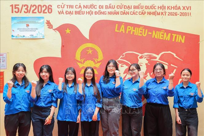 Đoàn viên thanh niên phường Ba Đình chụp ảnh kỷ niệm tại “Tranh tường bích họa”. Ảnh: Lê Đông - TTXVN