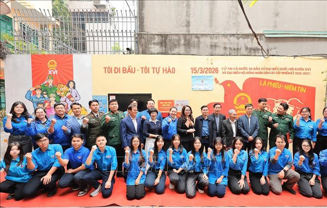 Các đại biểu tham dự chụp ảnh lưu niệm tại “Tranh tường bích họa”. Ảnh: Lê Đông - TTXVN