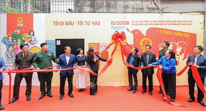 Các đại biểu tham dự buổi Lễ thực hiện nghi thức khánh thành công trình dân vận khéo “Tranh tường bích họa”. Ảnh: Lê Đông - TTXVN