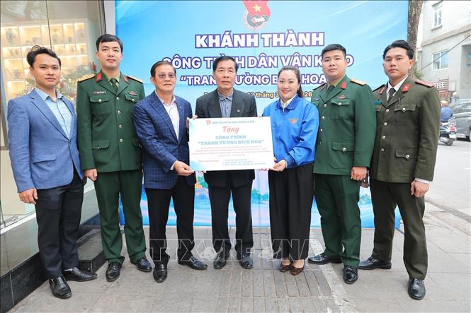 Lãnh đạo Trường THCS Nguyễn Công Trứ, Bí thư Đoàn phường, Bí thư Đoàn cơ sở 275 và Bí thư Đoàn cơ sở E600 trao biển công trình cho Tổ dân phố số 4 phường Ba Đình (Hà Nội). Ảnh: Lê Đông - TTXVN