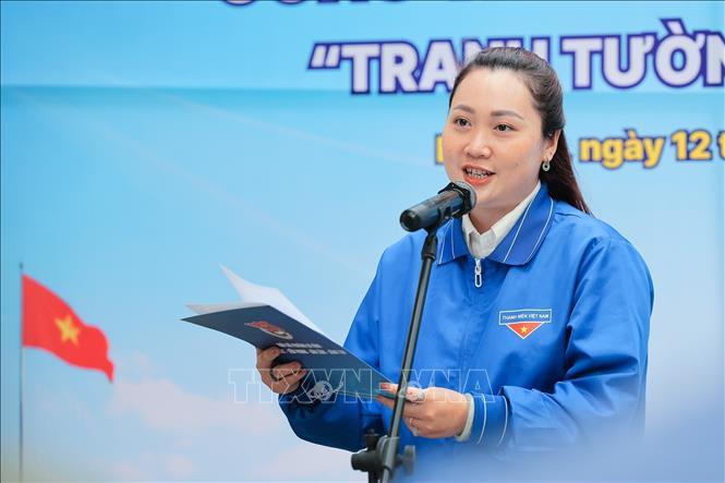 Đồng chí Phạm Thu Phương, Đảng uỷ viên, Phó Chủ tịch UB MTTQ VN phường, Bí thư Đoàn phường Ba Đình phát biểu khai mạc buổi Lễ. Ảnh: Lê Đông - TTXVN