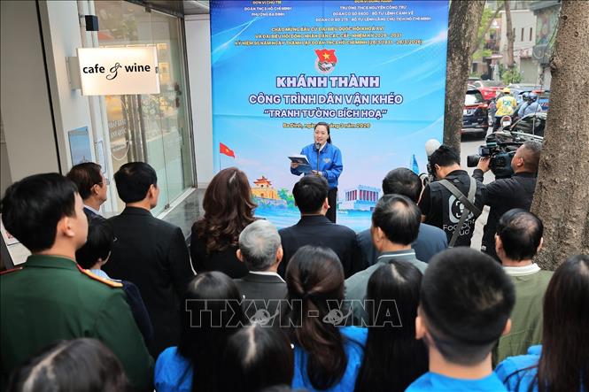 Quang cảnh buổi lễ khánh thành công trình dân vận khéo “Tranh tường bích hoạ”. Ảnh: Lê Đông - TTXVN